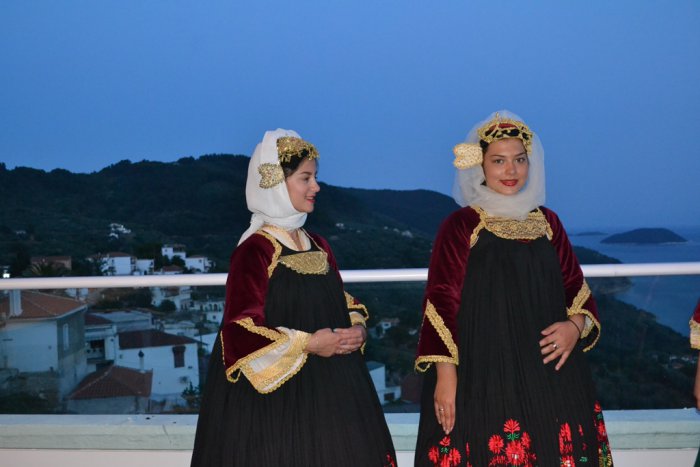 Unser Archivfoto (© Griechenland Zeitung / Elisa Hübel) zeigt traditionelle Brautbekleidung auf der Insel Skopelos.