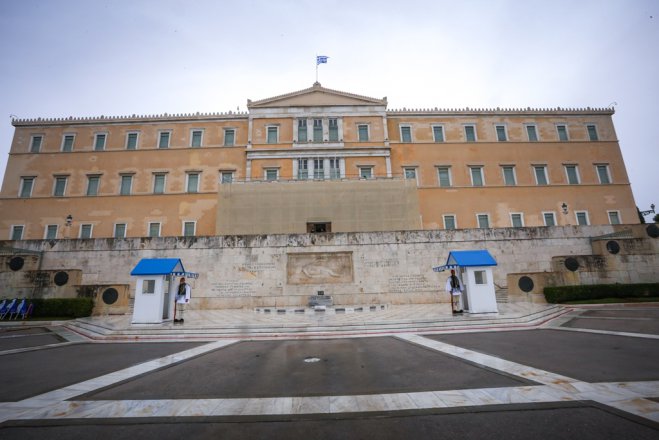 Unser Archivfoto (© Eurokinissi) zeigt das Parlamentsgebäude vor dem Syntagma-Platz in Athen.