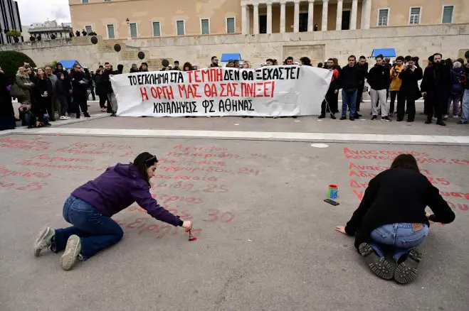 Unser Foto (© Eurokinissi) entstand am Mittwoch (28.2.) vor dem Parlament in Athen.