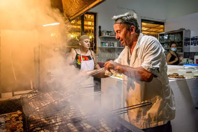 Unsere Fotos (© Richard Fraunberger) geben einen kleinen Einblick hinter die Kullisen in der Taverne „Balkon der Ägäis“.