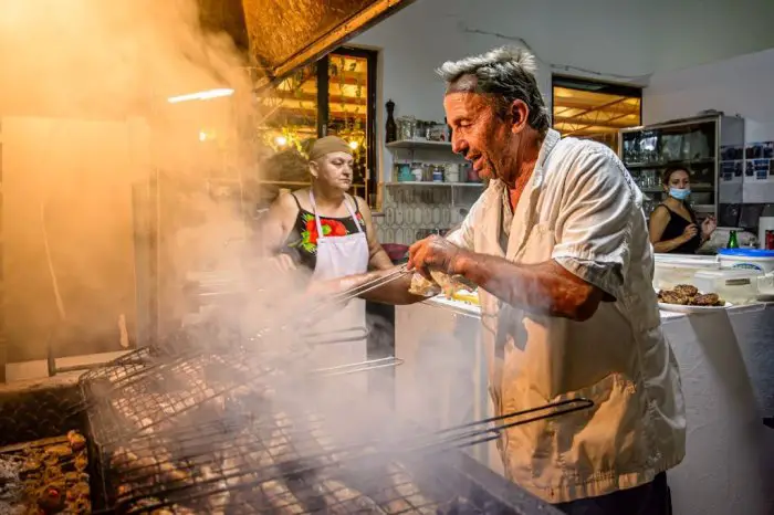 Unsere Fotos (© Richard Fraunberger) geben einen kleinen Einblick hinter die Kullisen in der Taverne „Balkon der Ägäis“.