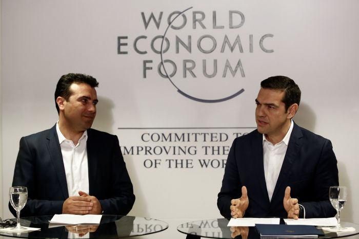 Unser Foto (© Eurokinissi) entstand am 24. Januar 2018 während einer Begegnung zwischen dem griechischen Ministerpräsidenten Alexis Tsipras (r.) mit seinem Amtskollegen aus Skopje Zoran Zaev anlässlich des Weltwirtschaftsforums in Davos.