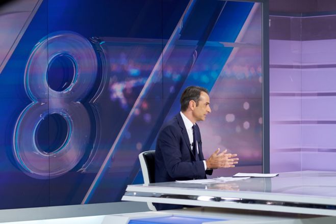 Unser Archivfoto (©Eurokinissi) zeigt Oppositionschef Kyriakos Mitsotakis während eines Interviews gegenüber dem privaten Fernsehsender SKAI