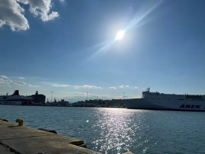 Sommerhimmel am Hafen von Piräus (Foto: © Laura Krull).