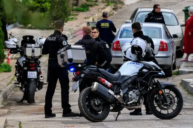 Unser Foto (© Eurokinissi) zeigt die Polizei am Tatort