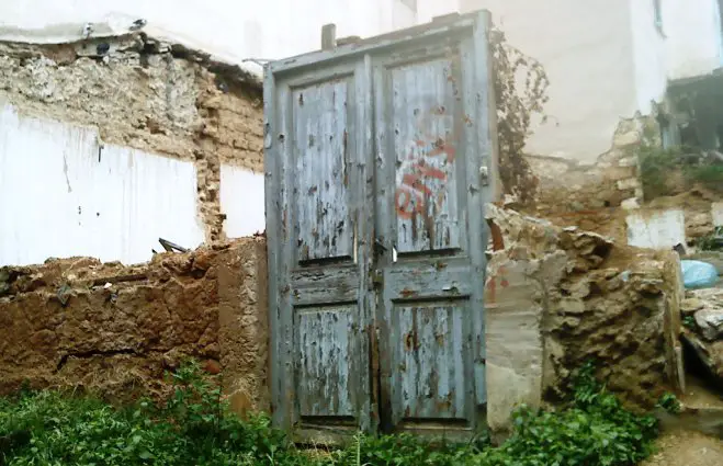 Unser Foto (© GZak) wurde in Athen aufgenommen. Hereinspaziert: Bei manchem Abbruchhaus steht nur noch die Haustür.