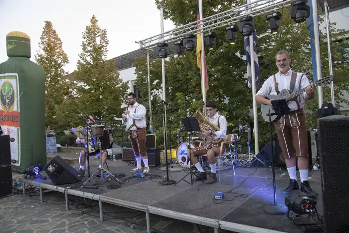 Unser Foto (© DSTh) zeigt die Darbietung bayrischer Musik.