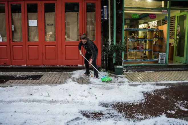 Unser Foto (© Eurokinissi) zeigt die Insel Lesbos nach dem Unwetter Adel, das dort starken Hagel mit sich brachte.