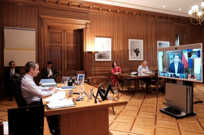 Unser Foto (© Pressebüro des Ministerpräsidenten / Dimitris Papamitsos) entstand im Büro des Premierministers Kyriakos Mitsotakis (l.) während der Videokonferenz mit den Regierungs- bzw. Staatsoberhäuptern der „Smart Covid-19 Management Group“.