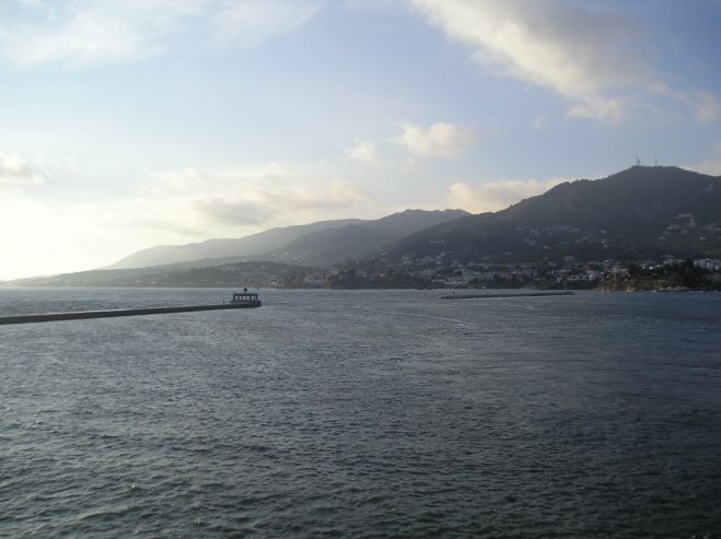 Sonne und Wolken mit lokalen Regenschauern