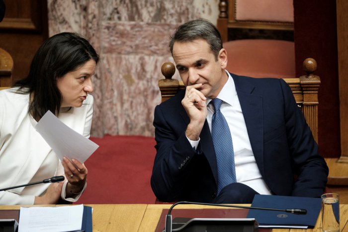 Unser Foto (© Pressebüro des Ministerpräsidenten) zeigt Premier Kyriakos Mitsotakis und Bildungsministerin Niko Kerameos am Dienstag (21.1.) im Parlament.