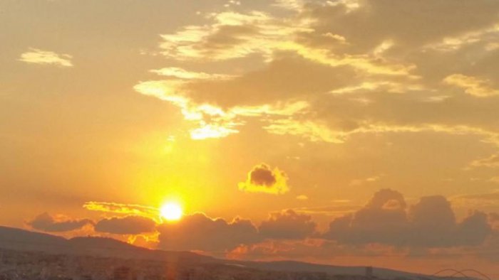 Das Foto (© Heidi Kolokythas) entstand bei einem Sonnenaufgang in Athen.