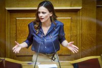 Unser Archivfoto (© Eurokinissi) zeigt die frühere Arbeitsministerin Efi Achtsioglou.