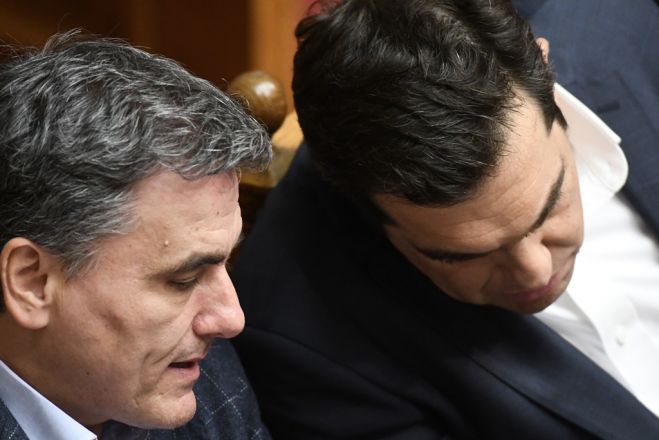 Unser Archivfoto (© Eurokinissi) zeigt Finanzminister Efklidis Tsakalotos (l.) mit Ministerpräsident Alexis Tsipras während einer Sitzung des Parlaments.