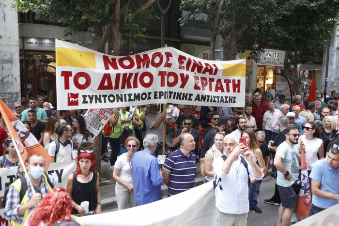 Unser Foto (© Eurokinissi) entstand am Dienstag, 21.5.2024, vor dem Finanzministerium in Athen. 