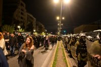 Unser Foto (© Eurokinissi) entstand am Montag (17.11.) vor dem Gebäude der US-amerikanischen Botschaft in Athen.