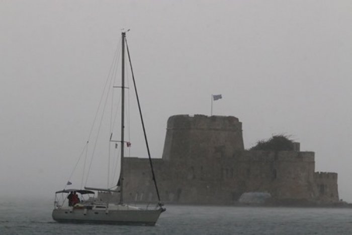Unser Archivfoto (© Eurokinissi) zeigt das wolkenverhangene Nafplio mit seinem Festungsbau Bourtzi.