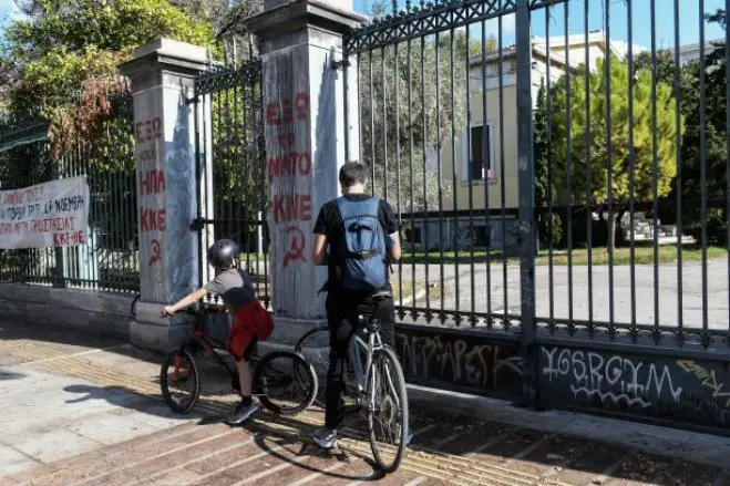 Unser Foto (© Eurokinissi) entstand am Sonntag (15.11.) vor dem Polytechnikum in Athen.