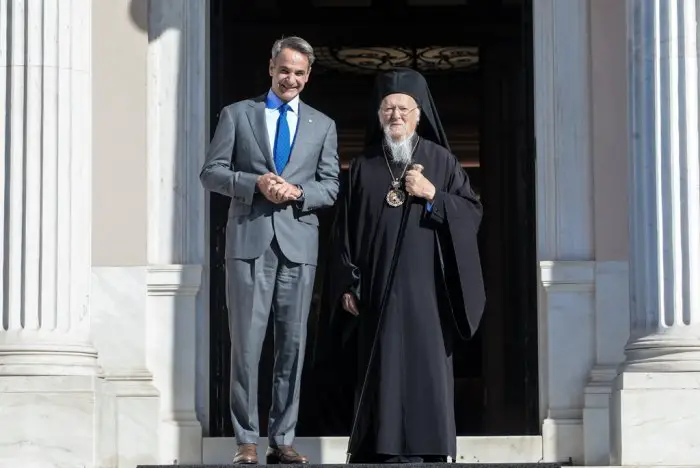 Unser Foto (© Eurokinissi) zeigt Ministerpräsident Kyriakos Mitsotakis (l.) und den ökumenischen Patriarchen von Konstantinopel, Bartholomäus.