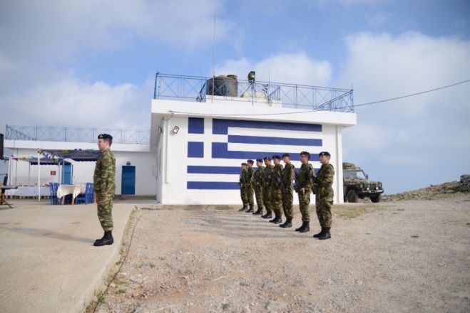 Unser Archivfoto (© Eurokinissi) entstand zum Osterfest 2017. Abgebildet ist eine griechische Militäreinheit auf der kleinen Insel Farmakonissi in der südöstlichen Ägäis. Besuch erhielten die Soldaten damals von Verteidigungsminister Panos Kammenos. – In der Region kommt es immer wieder zu Verletzungen des griechischen Luftraums durch türkische Kampfflugzeuge. So auch am Dienstag dieser Woche (3.4.2018).