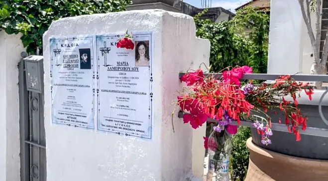 Unser Foto (© Eurokinissi) zeigt die Trauerbekanntmachung des 26-jährigen Olympios und seiner 54-jährigen Mutter Maria vor ihrem Haus in Longos bei Ägion auf der Peloponnes.