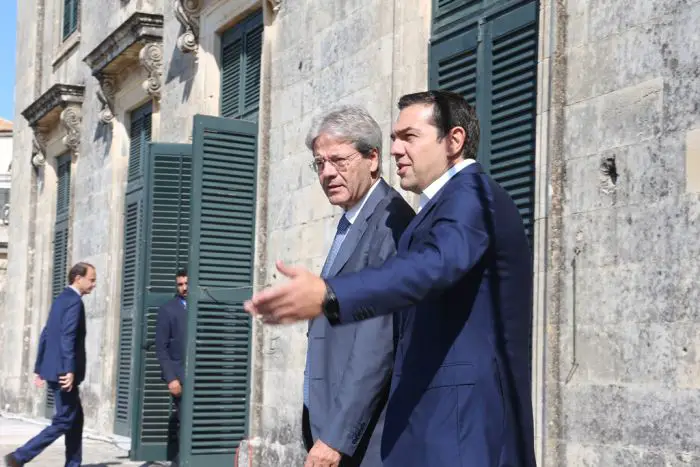 Unsere Aufnahmen (© Eurokinissi) entstanden am Donnerstag (14.9.2017). Abgebildet ist Ministerpräsident Alexis Tsipras gemeinsam mit seinem italienischen Amtskollegen Paolo Gentiloni auf der Insel Korfu. Die anderen Aufnahmen zeigen eine Protestkundgebung der Eisenbahner in Athen vor der Firmenzentrale, zudem zwei Archivfotos.