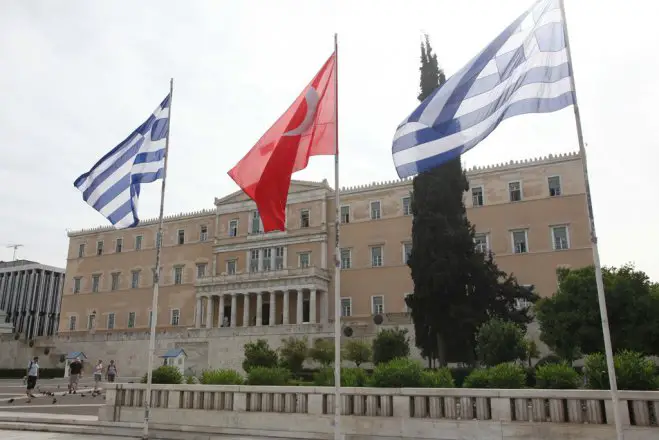 Unser Archivfoto (© Eurokinissi) entstand 2010 während eines offiziellen Besuches des damaligen Ministerpräsidenten der Türkei Recep Tayyip Erdogan vor dem Parlament in Athen.