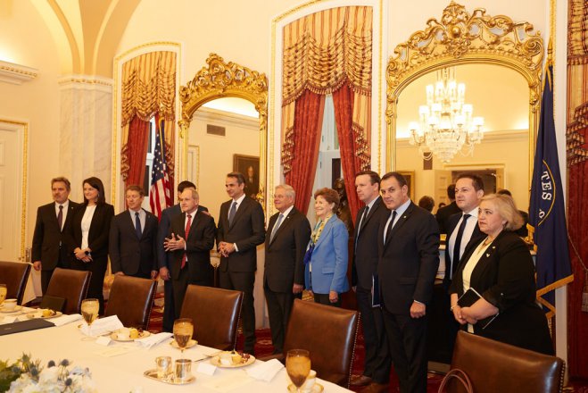 Premierminister Mitsotakis und Teile der griechischen Delegation beim Staatsbesuch in Washington. Foto (© Eurokinissi)