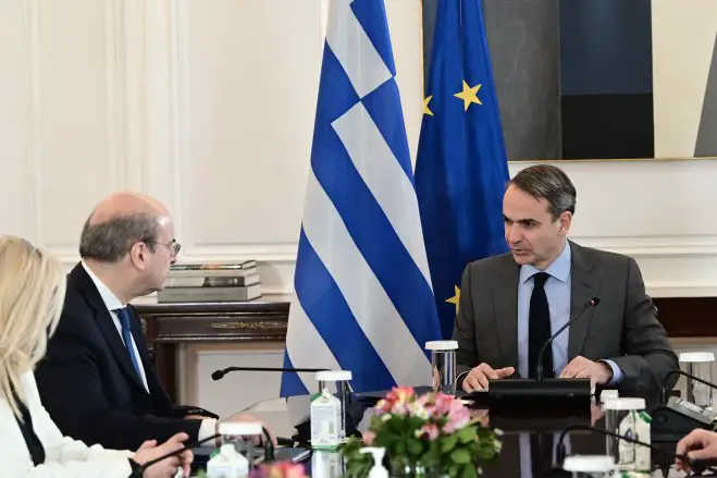 Unser Foto (© Eurokonissi) zeigt Ministerpräsident Kyriakos Mitsotakis (r.) während einer Sitzung mit Arbeitsminister Kostis Chatzidakis am Freitag, 17.3.2023.