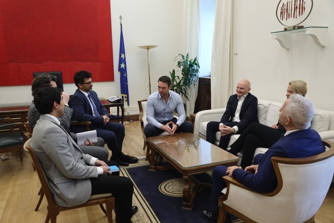 Unser Foto (© Eurokinissi) entstand am Mittwoch (31.1.) während des Treffens zwischen dem Oppositionschef Stafenos Kasselakis und dem Botschafter der Bundesrepublik Deutschland in Athen Αndreas Kindl.