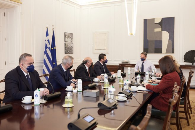 Unser Foto (© Eurokinissi) entstand während eines Treffens zwischen Ministerpräsident Kyriakos Mitsotakis und Mitgliedern der in Albanien lebenden griechischen Minderheit.