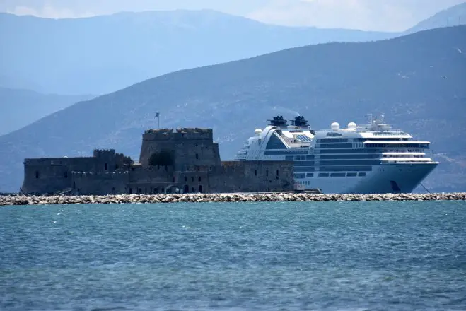 Unser Archivfoto (© Eurokinissi) zeigt ein Kreuzfahrtschiff vor Nafplio auf der Peloponnes. Im Vordergrund die Festung Mpourtzi.