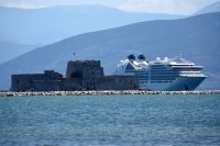 Unser Archivfoto (© Eurokinissi) zeigt ein Kreuzfahrtschiff vor Nafplio auf der Peloponnes. Im Vordergrund die Festung Mpourtzi.