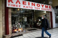 Unser Foto (© Eurokinissi) entstand vor einem Geschäft in der Hafenstadt Patras auf der Peloponnes, das vor der endgültigen Schließung steht.