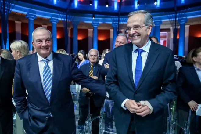 Unser Foto (© Eurokinissi) entstand am Dienstag (9.5.) im Athener Zappeion-Palais, links der frühere Ministerpräsident Kostas Karamanlis, rechts der frühere Ministerpräsident Antonis Samaras.