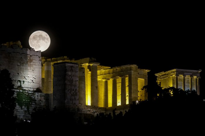 Unser Foto (© Eurokinissi) zeigt die Akropolis in einer Vollmondnacht.