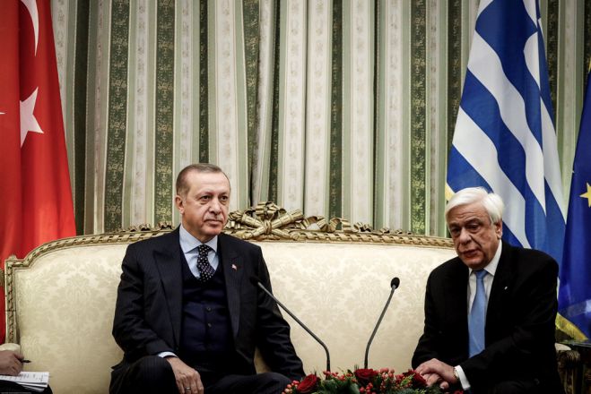 Unser Archivfoto (© Eurokinissi) entstand 2017 während eines Treffens zwischen dem griechischen Staatspräsidenten Prokopis Pavlopoulos (r.) und dem türkischen Präsidenten Recep Tayyip Erdogan.
