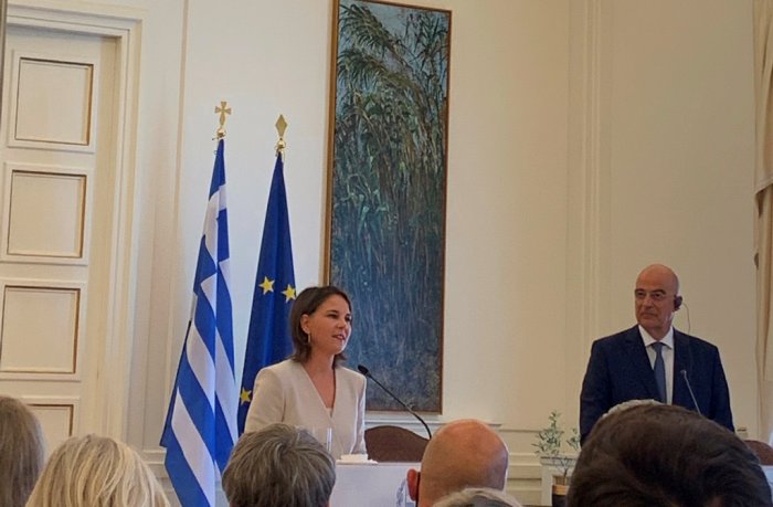 Foto (© Griechenland Zeitung / Jule Prietzel) zeigt Außenministerin Baerbock und Griechenlands Außenminister Nikos Dendias