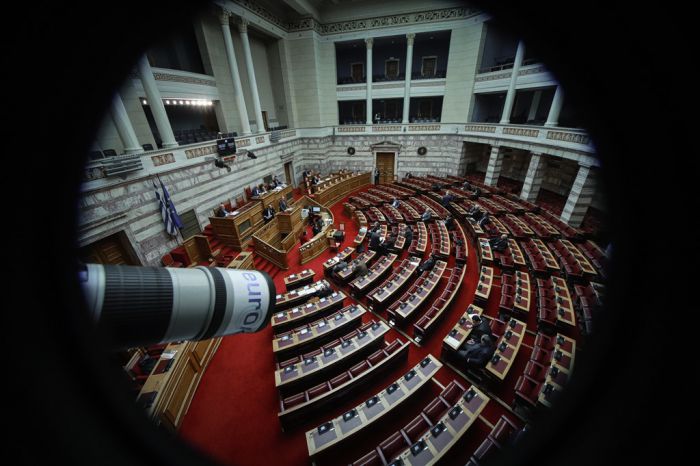 Unsere Fotos (© Eurokinissi) sind am Mittwoch während der Debatte zur Verfassungsänderung im griechischen Parlament entstanden.