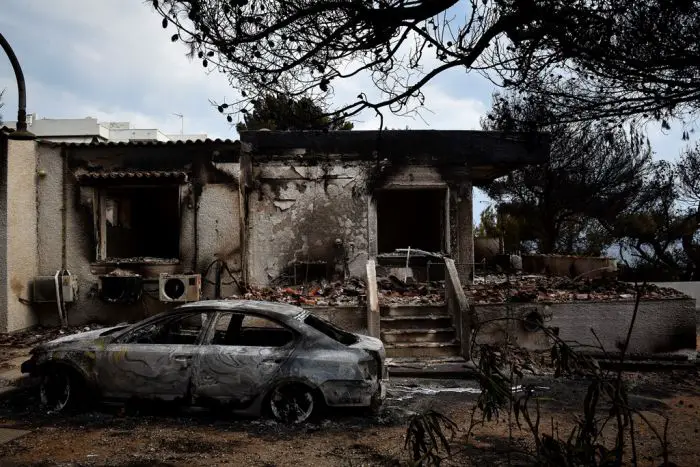Unser Archivfoto (© Eurokinissi) entstand einen Tag nach dem verheerenden Waldbrand im ostattischen Ort Mati.