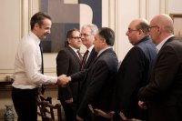 Unser Foto (© Pressebüro des Premierministers / Dimitris Papamitsos) entstand am Donnerstag (27.2.) im Amtssitz des Ministerpräsidenten Kyriakos Mitsotakis (l.)