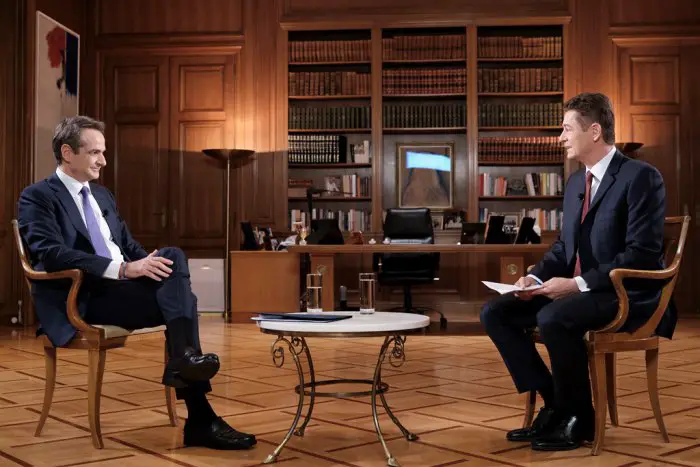 Unser Foto (© Eurokinissi) zeigt Premierminister Kyriakos Mitsotakis am Montag (7.12.) im Interview.