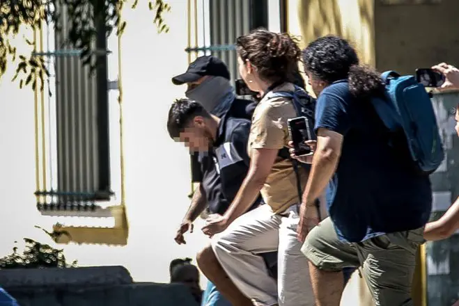 Unser Archivfoto (© Eurokinissi) zeigt den 26-jährigen Mordverdächtigen vor seiner Aussage vor Gericht.