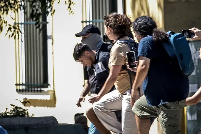 Unser Archivfoto (© Eurokinissi) zeigt den 26-jährigen Mordverdächtigen vor seiner Aussage vor Gericht.