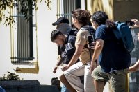 Unser Archivfoto (© Eurokinissi) zeigt den 26-jährigen Mordverdächtigen vor seiner Aussage vor Gericht.