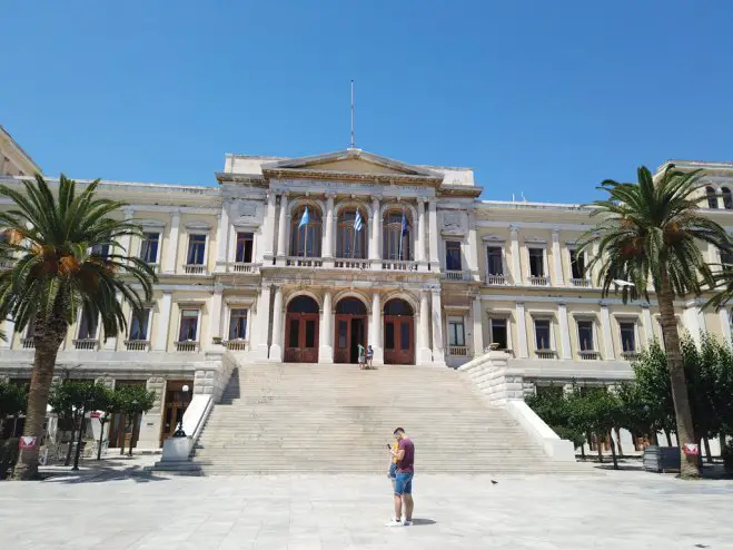 Das Foto (© GZ / Leonie Meyer) zeigt den Miaouli-Platz der Kykladeninsel Syros.