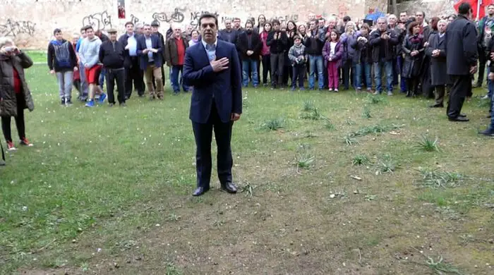 Rote Rosen an ehemaliger Hinrichtungsstätte in Griechenland