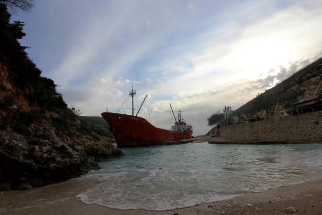 Frachtschiff strandet auf Badestrand auf der Insel Euböa