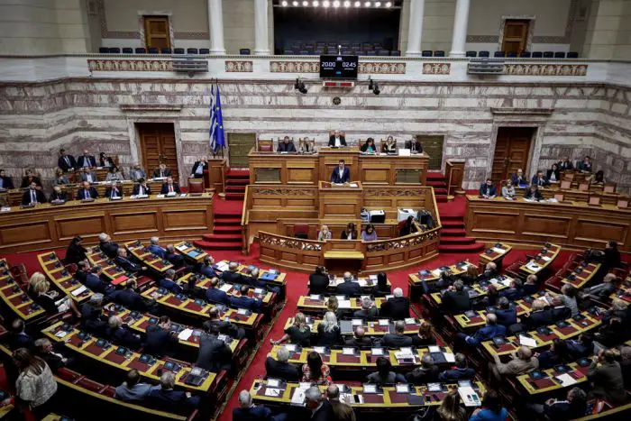 Unser Archivfoto (© Eurokinissi) zeigt eine Vollversammlung des griechischen Parlaments.