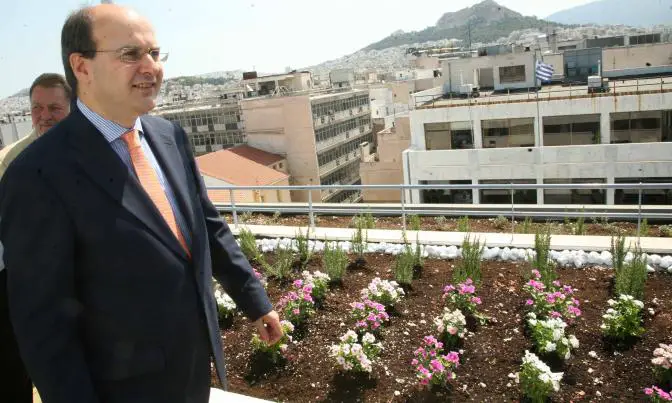 Grüne Dachterrassen auf dem Verwaltungsgebäude der Elektrobahn ISAP in Athen